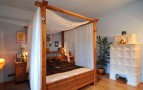 Samotná postel by měla být nejlépe dřevěná, dostatečně široká, dobře přístupná z obou stran, vysoká nejméně na loket od země a se zvýšeným čelem (CAMINO 88, spol. s r. o.).