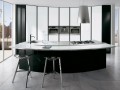 Styl koupelnového nábytku doplňují kovové úchyty a kovové panty seřiditelné ve dvou rovinách. 