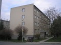 Vzhled bytového domu před rekonstrukcí střešního pláště (Kroměříž, Tallichova 5312-13).