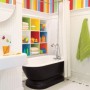 Pohodlí a krásu koupelny můžeme ovlivnit tlumenými tóny nebo naopak v kontrastní barevnosti.