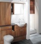 Ukázka kombinace různých materiálů koupelnového nábytku.