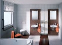 Optimální sprchovací prostor musí být bezbarié­rový, sjízdný, s odpadem zabudovaným v podlaze, vzdáleným nejméně 30 cm od stěny. 