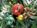 Detailní pohled na ozdoby z vánočního stromku.