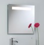 Kombinace zrcadla a svítidla patří mezi nejpopulárnější řešení osvětlení v koupelně.