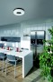 Moderní tvar svítidla nad kuchyňským stolem koresponduje s charakterem zařízené kuchyně