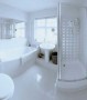 Použití čirého skla a zrcadel prosvětlí a opticky odlehčí prostor koupelny