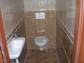 Prostor toalety po rekonstrukci. I malý prostor je možné vyřešit příjemně a ke spokojenosti bydlicích.
