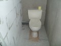 Prostor toalety v pracovním režimu před výměnou sanitární keramiky provedení rozvodu vody a celkové oblození.