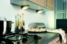 Různé tvary bodových svítidel pro osvětlení kuchyňské linky. Svítidla se buď zabudují do dna spodních skříněk, nebo se montují samostatně