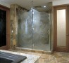Sprchový kout, který je charakteristický potiskem bezpečnostních skel