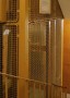 Výtahová šachta je často chráněná pletivovým výpletem.