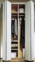 Skládací dveře vestavěné skříně dobře poslouží v místech s omezenými prostorovými možnostmi (HETTICH).