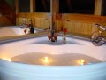 Intimní atmosféra, příjemná koupel je ideální večer strávený s partnerem či partnerkou.