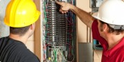 Při jakýchkoli poruchách v elektrické instalaci nebo na domácích spotřebičích je nutné mít na paměti, že potřebnou opravu má zajistit odborník.