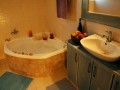 Při koupeli vana poskytne maximální pohodlí i těm, jejichž vzrůst by byl dříve snad považován za nadměrný.