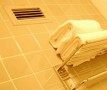 Přes hlavní nasávací mřížku ventilátoru je odsáván celý prostor koupelny, na boční přívod je možné napojit přímo záchodovou mísu.