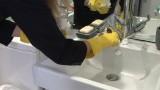 K čištění koupelnové baterie postačí voda se saponátem