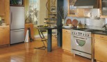 Krasný připad estetického zapuštění trouby Whirlpool do moderní kuchyně