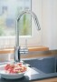 Kuchyňská armatura v sobě skrývá výsuv, který usnadňuje manipulaci s nádobím a pomáhá nasměrovat vodní proud tam, kde je zapotřebí