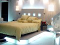 Moderní ložnice s naprosto jedinečným osvětlením