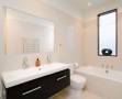 Moderní a pohodlná koupelna se dá realizovat i ve velmi malém prostoru.