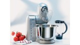 Součástí výbavy u kuchyňských robotu jsou metly a mísa nejen na přípravu těst.