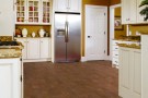 Ukázka použití korkové podlahy jako podlahové krytiny v kuchyni.