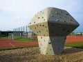Šplhací stěny a umělé skály od německé firmy Concrete Sportanlagen nabízejí různá provedení tvarů i drsnosti povrchů. Na dětská hřiště jsou přípustné skály a stěny do výšky 3 m (HAGS PRAHA, s.r.o.).