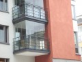 Při vlastní realizaci je třeba konzultovat zasklení lodžie nebo balkonu na místně příslušném stavebním úřadu a s vlastníkem bytu či domu.
